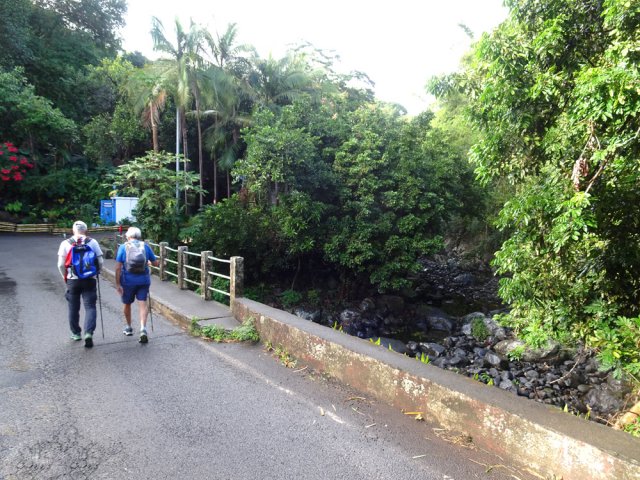 Traverser le pont pour descendre en rive droite