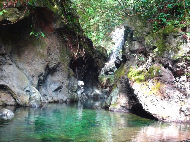Arrivée au très court canyon précédant le Bassin Trois Chambres