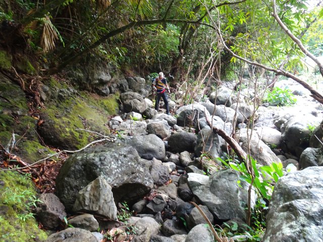 Après la forte descente, reprendre la marche vers l'amont sur les roches vers le Bassin Franck