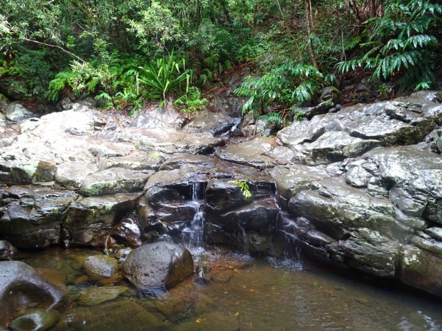 L'eau provient d'un petit affluent. Au-dessus, c'est une vraie Ravine Sèche