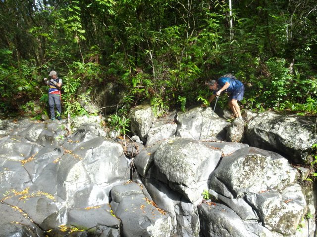 Il se contourne en rive gauche par quelques acrobaties