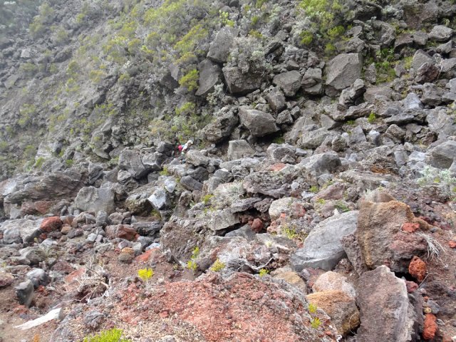Le randonneur donne une idée de la taille des blocs rocheux