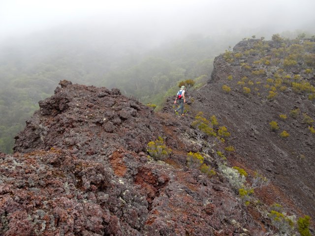 La crête très friable du Piton 1954. Attention au vide !
