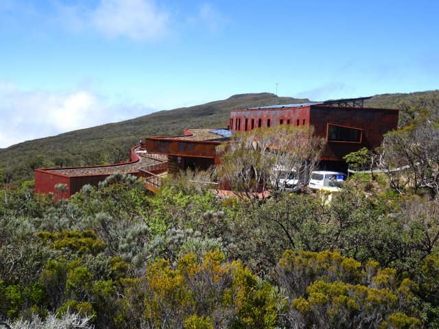 Le nouveau gîte, très bien intégré à la région volcanique de la Fournaise