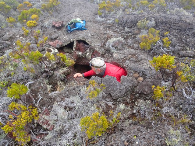 Un tunnel de lave visitable avant de plonger sur la Rampe Quatorze