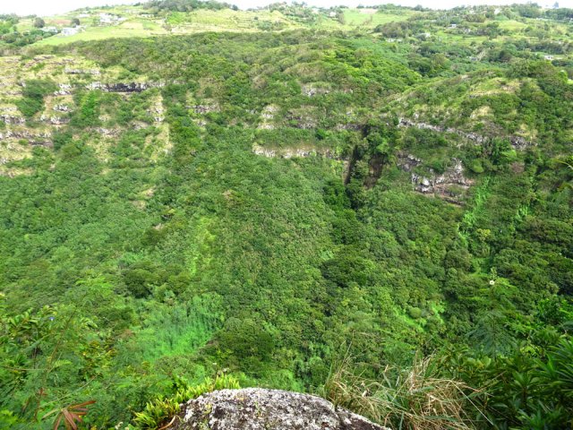 Attention à la glissade pour tenter de voir le fond de la profonde ravine