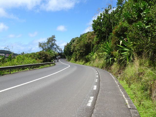 Large trottoir pour entamer la descente à moins de reprendre le sentier