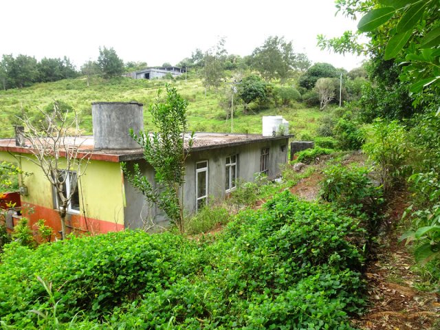 Contourner cette maison par le nord pour récupérer le sentier