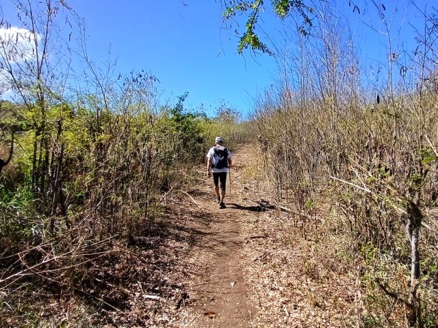 Depuis la piscine, emprunter un sentier très fréquenté par les sportifs