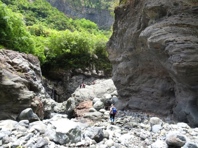 Arrivée au virage "point chaud" de la sortie