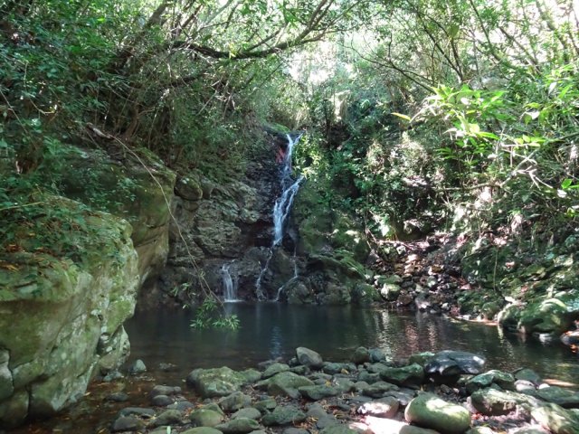 L'arche qui domine la cascade est difficile à repérer