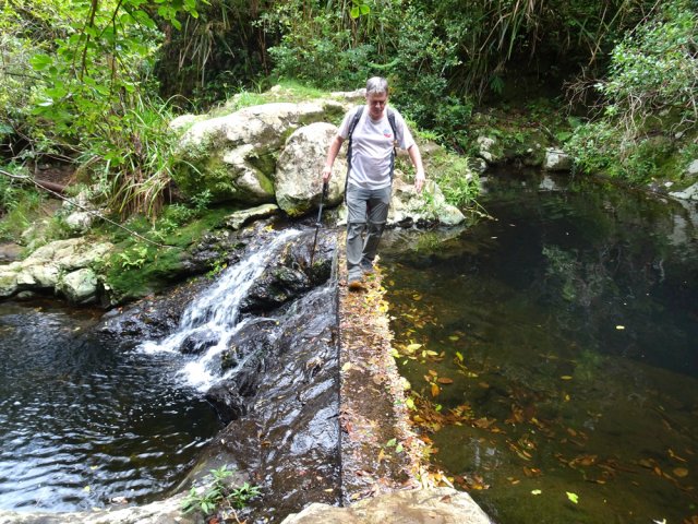 Le sentier passe sur l'écluse du captage