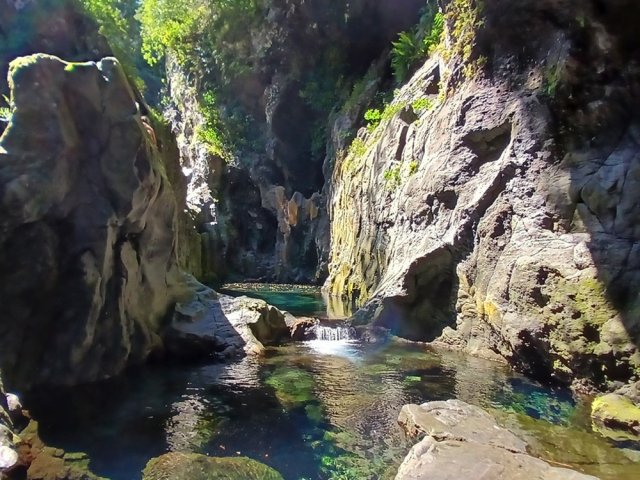 Il faut se mouiller pour rejoindre le bassin du fond, ici sans sa cascade