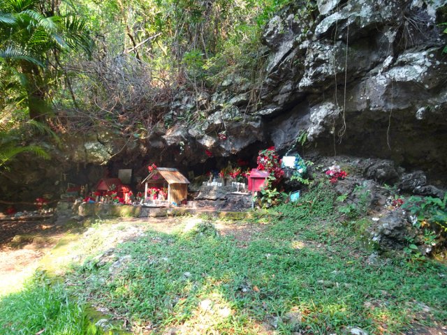 Le grand oratoire dans le virage près du pont Babet
