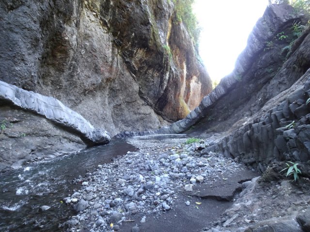 Passage trop délicat pour suivre la rivière