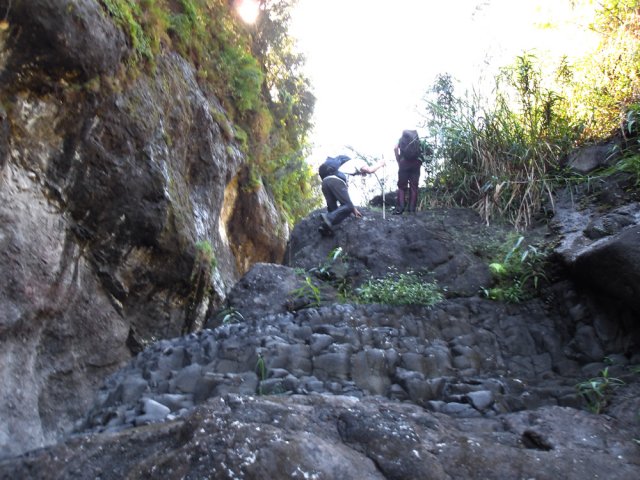 Remonter les rochers en rive droite