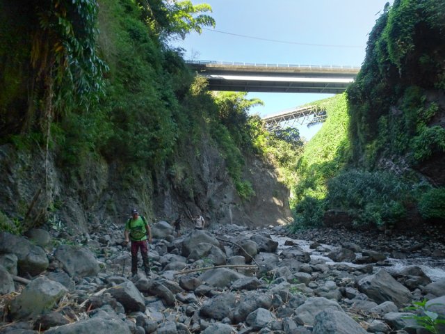 On parvient rapidement aux ponts situés à l'entrée nord de Salazie