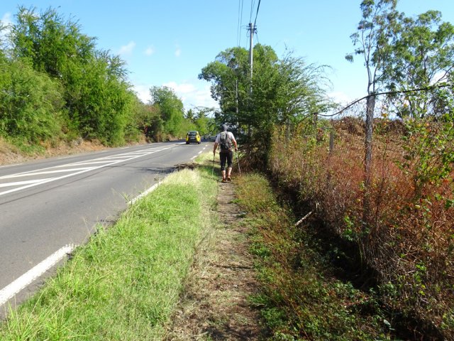 Emprunter le sentier qui éloigne du goudron et des véhicules