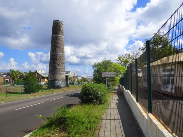 On frôle la cheminée de l'ancienne usine sucrière de Grand Fond