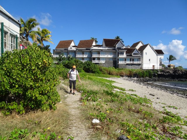 Contourner l'hôtel Boucan Canot par la rue et poursuivre par la plage